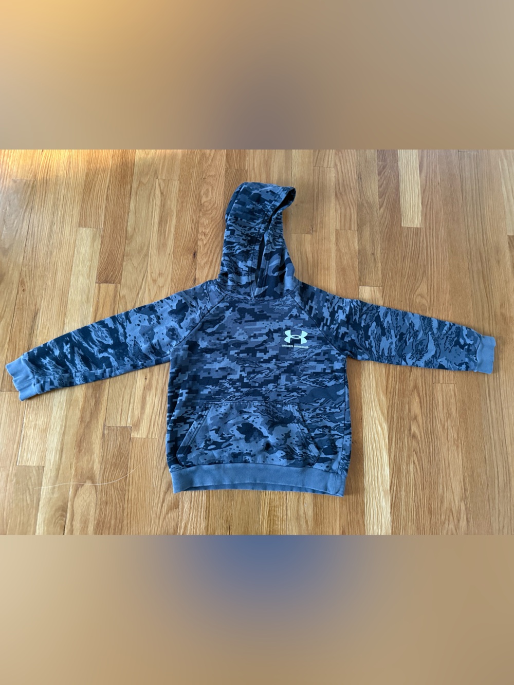 Under Armour Boys Camo Hoodie in black and Gray - Size Small